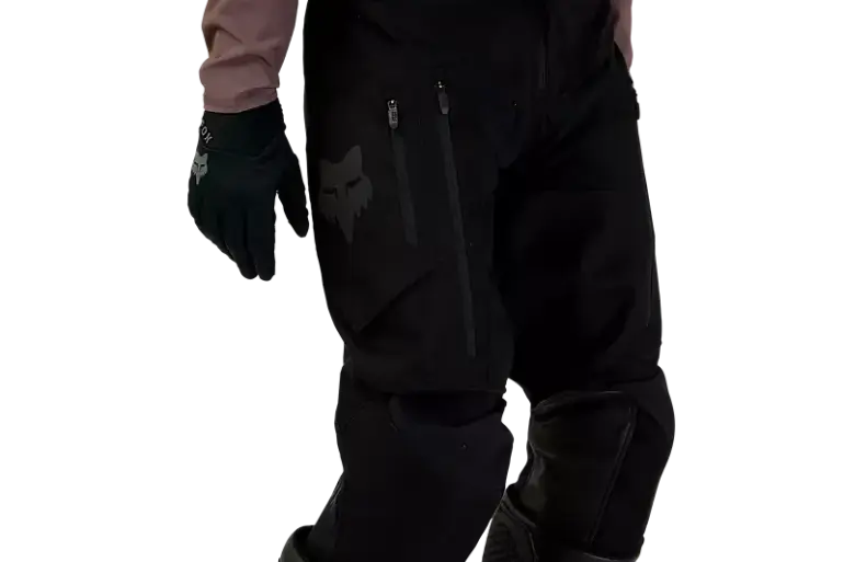 Offroad-Motorradhose Ranger in Schwarz mit robusten Leder- und Stretchpanels, getragen von Fahrer.