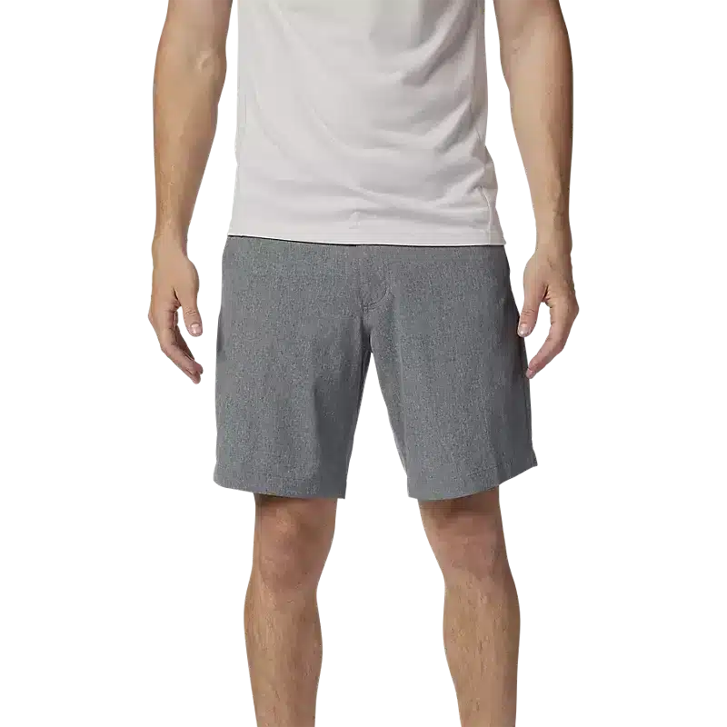 Motorrad-taugliche graue Hybride Volley-Shorts Essex Tech an einem Mann vor neutralem Hintergrund.