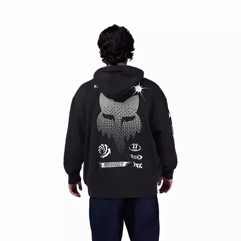 Rückansicht eines schwarzen Oversize-Hoodies mit auffälligen reflektierenden Grafik- und Logo-Details.