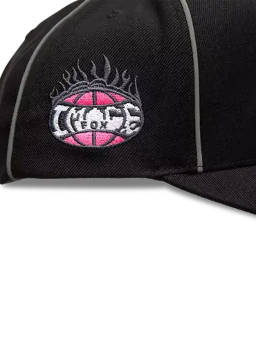 Nahaufnahme einer schwarzen Snapback Mütze mit reflektierender Paspel und gesticktem Logo