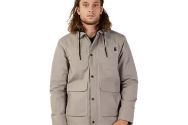 Modell trägt die taupefarbene Mercer-Jacke mit vier Außentaschen und Fleece-Kapuze.