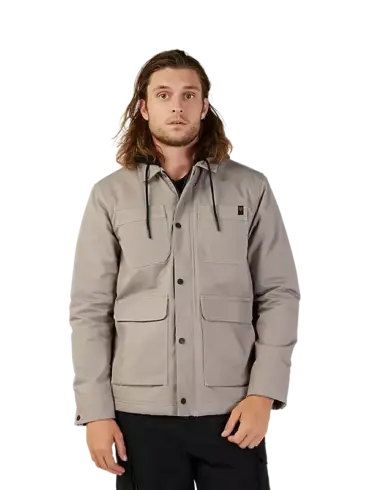 Modell trägt die taupefarbene Mercer-Jacke mit vier Außentaschen und Fleece-Kapuze.