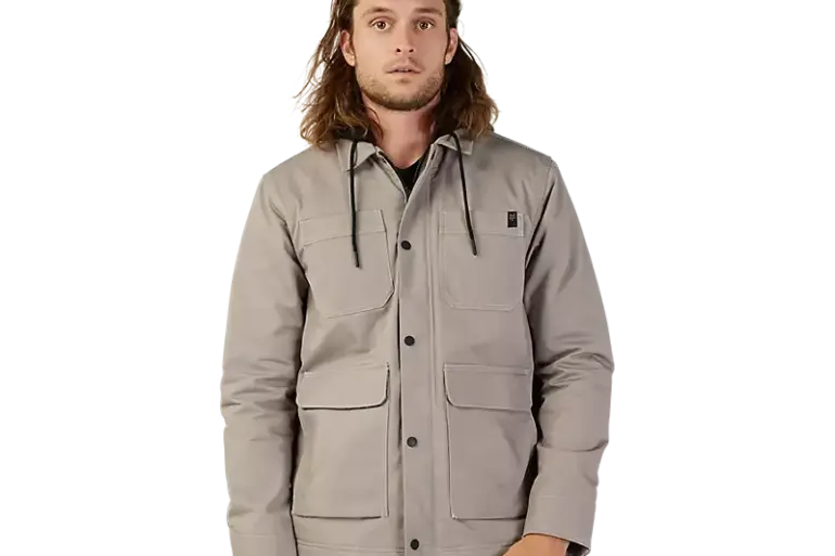 Modell trägt die taupefarbene Mercer-Jacke mit vier Außentaschen und Fleece-Kapuze.