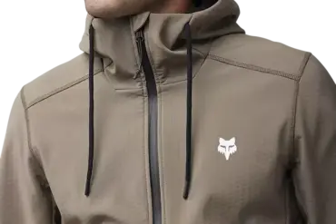 Mann trägt die wasserfeste Softshell-Jacke Pit in hellem Aschgrau mit Reißverschluss und Kapuze