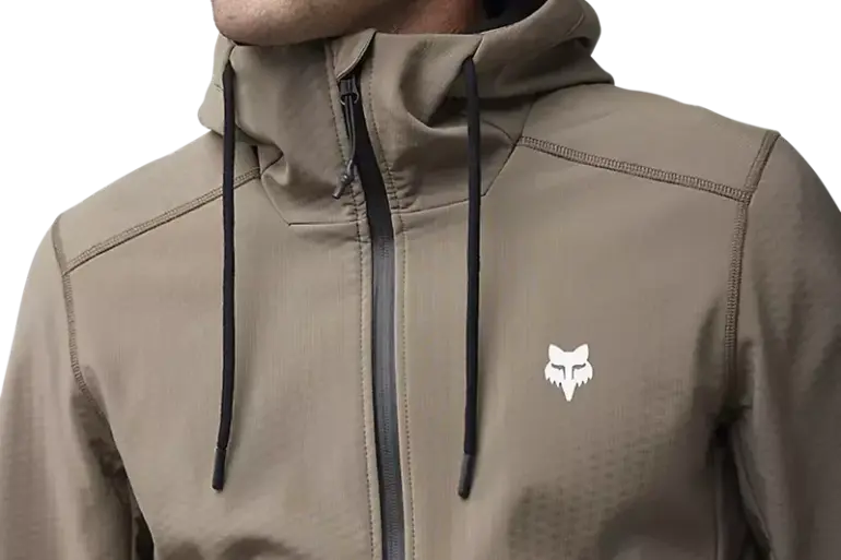 Mann trägt die wasserfeste Softshell-Jacke Pit in hellem Aschgrau mit Reißverschluss und Kapuze