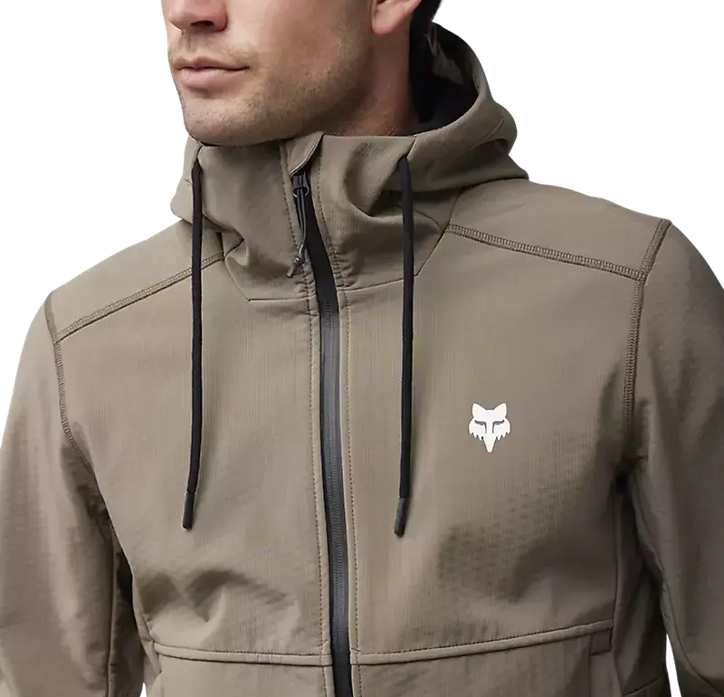 Mann trägt die wasserfeste Softshell-Jacke Pit in hellem Aschgrau mit Reißverschluss und Kapuze