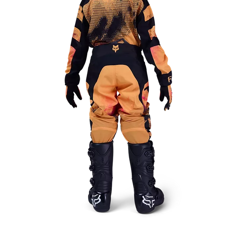 Jugendlicher mit Fox 180 Kairos Motocross-Hose und Stiefeln von hinten