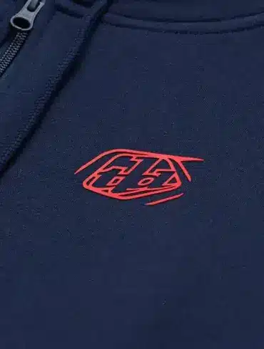 Marineblauer Kapuzenpulli mit rotem Markenzeichen und Reißverschluss im Detail