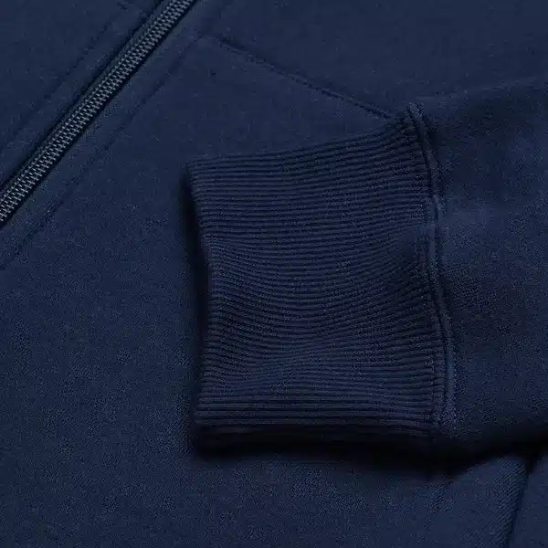 Nahaufnahme eines marineblauen Kapuzenpullis mit geripptem Ärmelbund und Reißverschluss