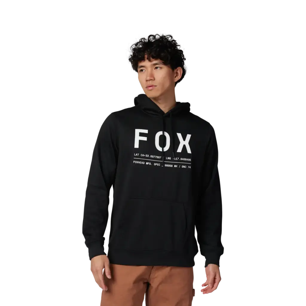 Mann trägt einen schwarzen FOX Kapuzenpullover Non Stop mit weißem Siebdruck und Kängurutasche.