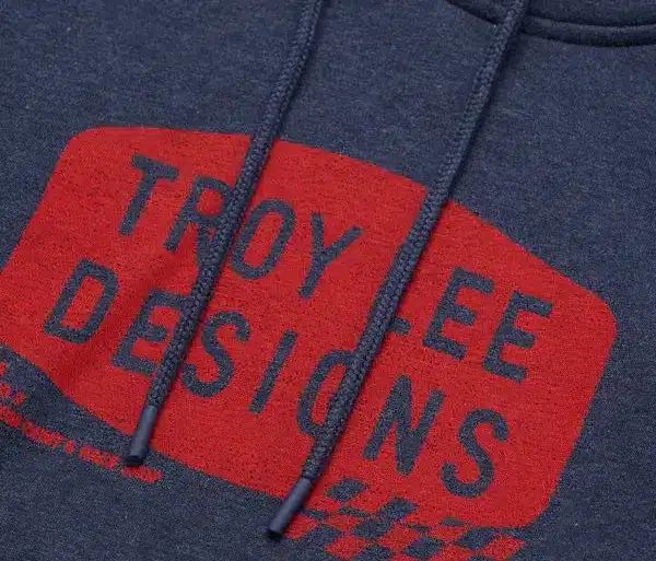 Nahaufnahme des Troy Lee Designs Kapuzenpullovers Stamp Navy Heather mit rotem Stamp-Motiv auf navy meliertem Stoff.