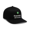 Schwarzes Kawasaki Flexfit Cap mit grünem Fuchs-Logo, gesticktem Marken-Schriftzug und karierten Details auf der Vorderseite.