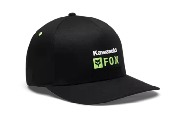 Schwarze Flexfit Mütze von Kawasaki mit grünem Fox-Logo auf der Vorderseite.