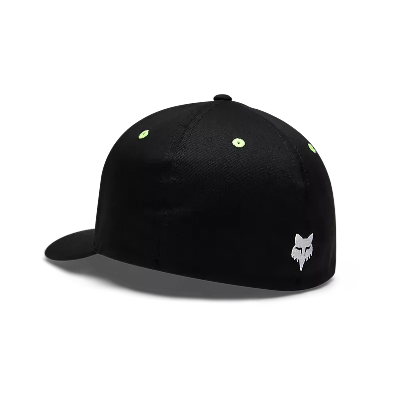 Schwarze Flexfit-Mütze mit gesticktem weißen Logo auf der Rückseite.
