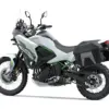 Kawasaki KLE500 SE 2026 Adventure-Motorrad Seitenansicht in Weiß mit Koffern und Offroad-Bereifung