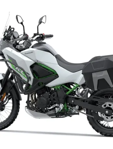 Kawasaki KLE500 SE 2026 Adventure-Motorrad Seitenansicht in Weiß mit Koffern und Offroad-Bereifung