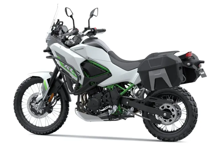 Kawasaki KLE500 SE 2026 Adventure-Motorrad Seitenansicht in Weiß mit Koffern und Offroad-Bereifung
