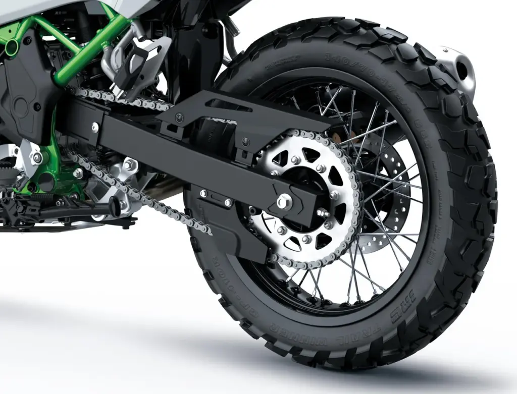Hinterrad und Schwinge der Kawasaki KLE500 SE 2026 mit Enduro-Bereifung und Speichenfelge