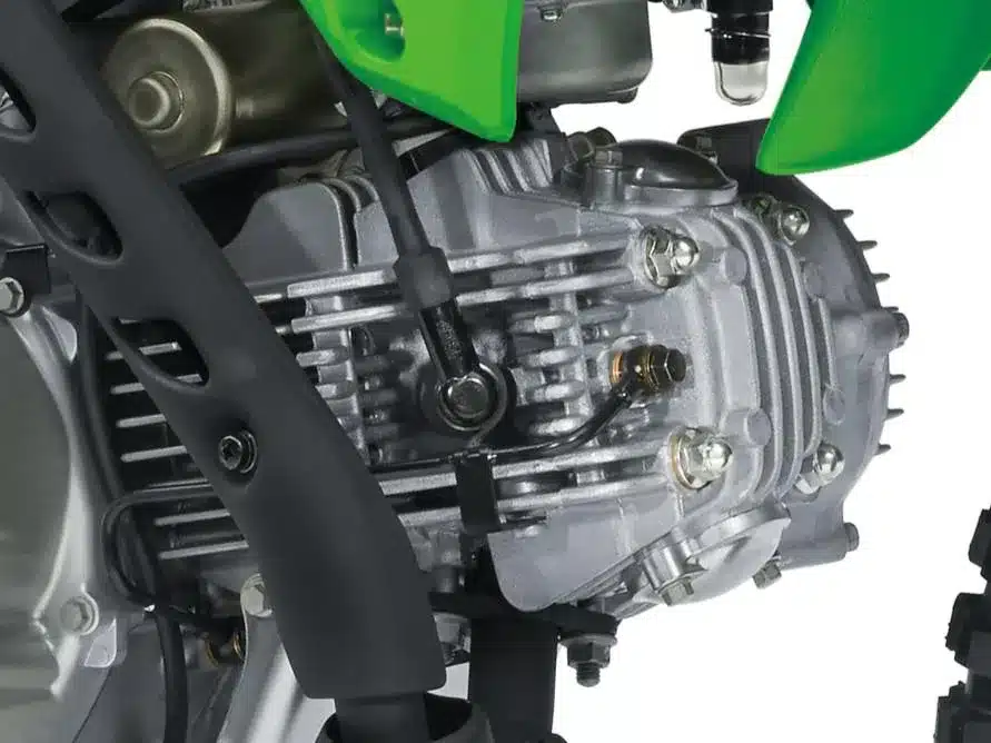 Nahaufnahme des Motors der Kawasaki KLX110R 2026, zeigt Details des Zylinderkopfs und des Rahmens