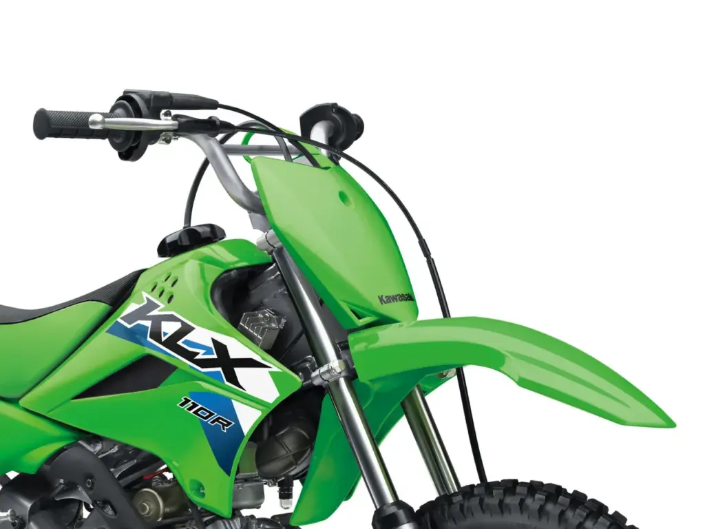 Kawasaki KLX110R 2026 in Nahaufnahme, zeigt Lenker, grüne Verkleidung und Vorderradpartie.