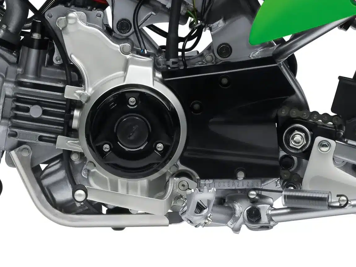 Nahaufnahme des Motors und Antriebsbereichs der Kawasaki KLX110R 2026.
