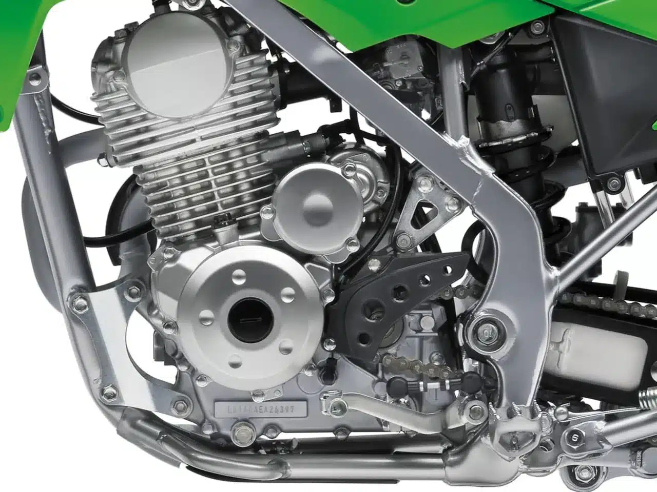 Der luftgekühlte 144-cm³-Einzylinder-Motor der Kawasaki KLX140R (2026) und Teile des Rahmens.