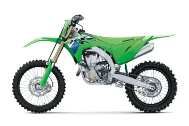 Seitenansicht der Kawasaki KX450 2026, ein grün-schwarzes Motocross-Motorrad