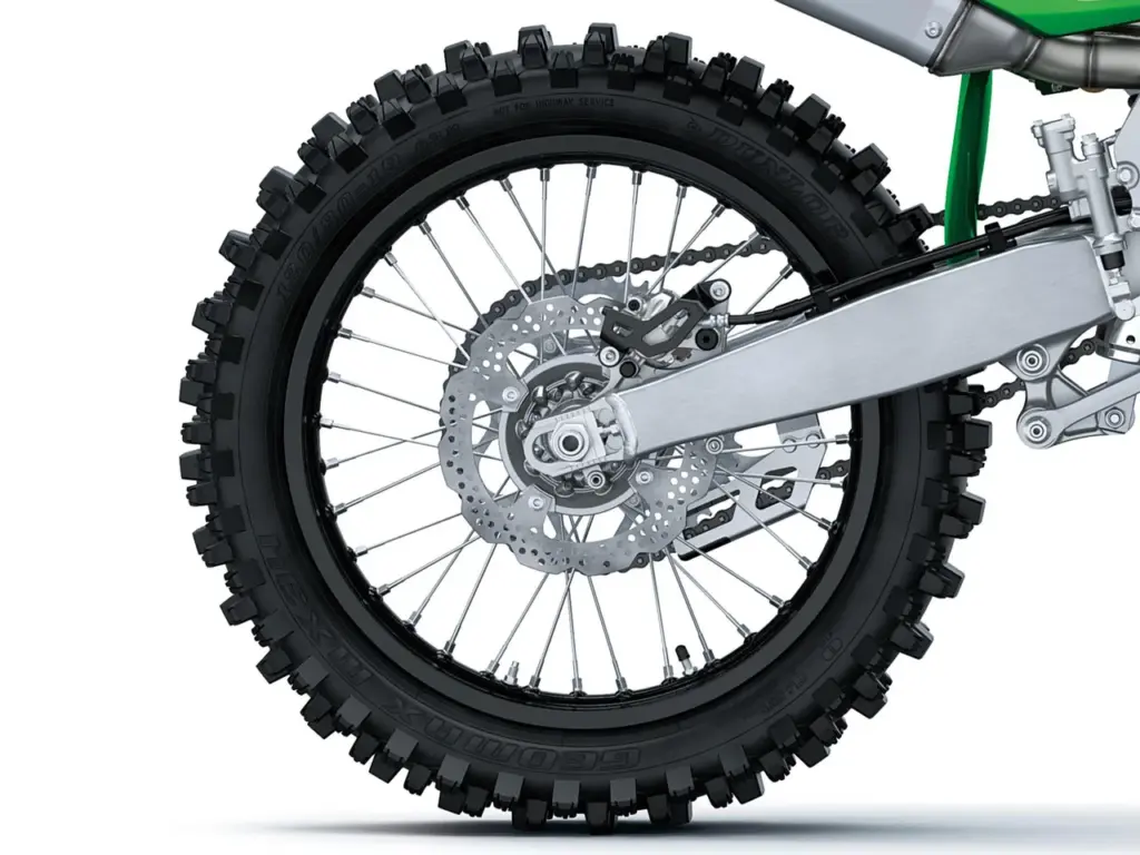 Nahaufnahme des Hinterrads mit Bremsscheibe und Schwinge einer Kawasaki KX450 (2026)