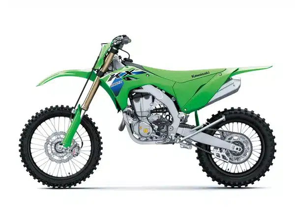 Seitenansicht der Kawasaki KX450X 2026 mit grüner Verkleidung und Offroad-Bereifung.