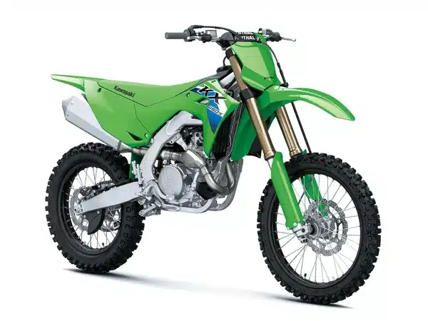 Kawasaki KX450X 2026 Seitenansicht, Offroad-Motorrad in Grün mit Stollenreifen.