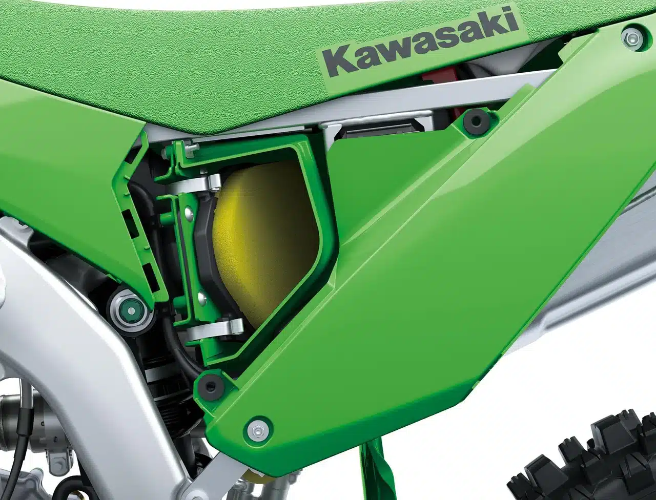 Detailansicht des seitlichen Luftfilterbereichs einer grünen Kawasaki KX450X 2026.