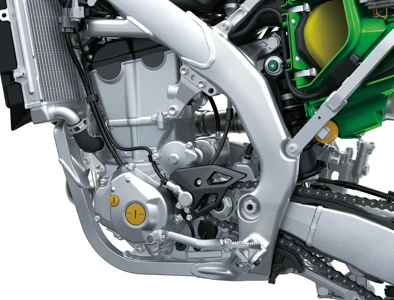 Motorbereich der Kawasaki KX450X 2026 mit sichtbarem Fahrwerks- und Rahmendetail