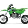Kawasaki KX65 2026, kleines grünes Motocross-Motorrad, Seitenansicht auf weißem Hintergrund.
