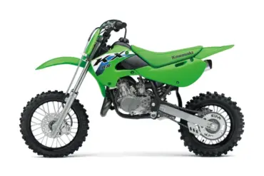 Kawasaki KX65 2026, kleines grünes Motocross-Motorrad, Seitenansicht auf weißem Hintergrund.