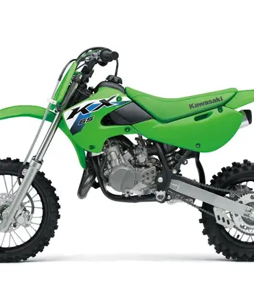 Kawasaki KX65 2026, kleines grünes Motocross-Motorrad, Seitenansicht auf weißem Hintergrund.