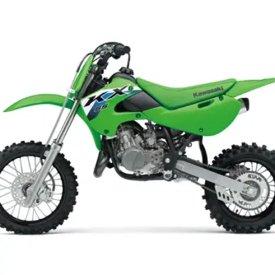 Kawasaki KX65 2026, kleines grünes Motocross-Motorrad, Seitenansicht auf weißem Hintergrund.