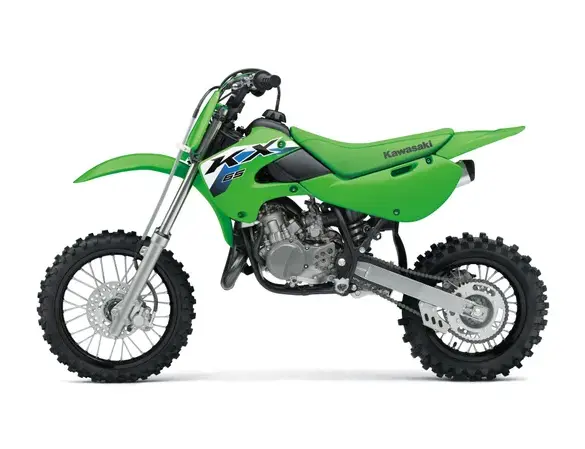 Kawasaki KX65 2026, kleines grünes Motocross-Motorrad, Seitenansicht auf weißem Hintergrund.