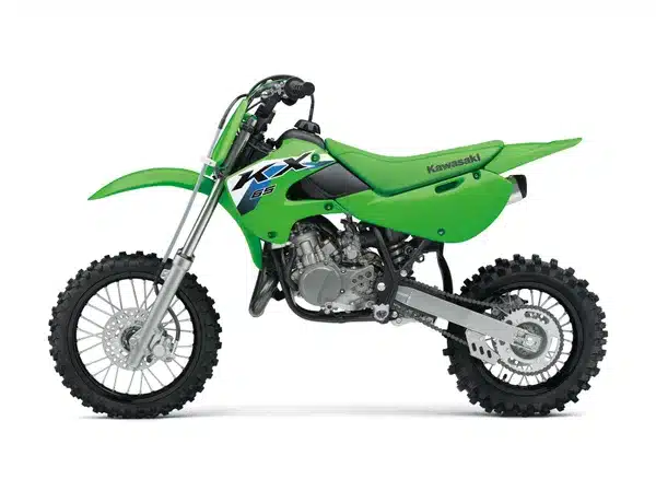 Kawasaki KX65 2026, kleines grünes Motocross-Motorrad, Seitenansicht auf weißem Hintergrund.