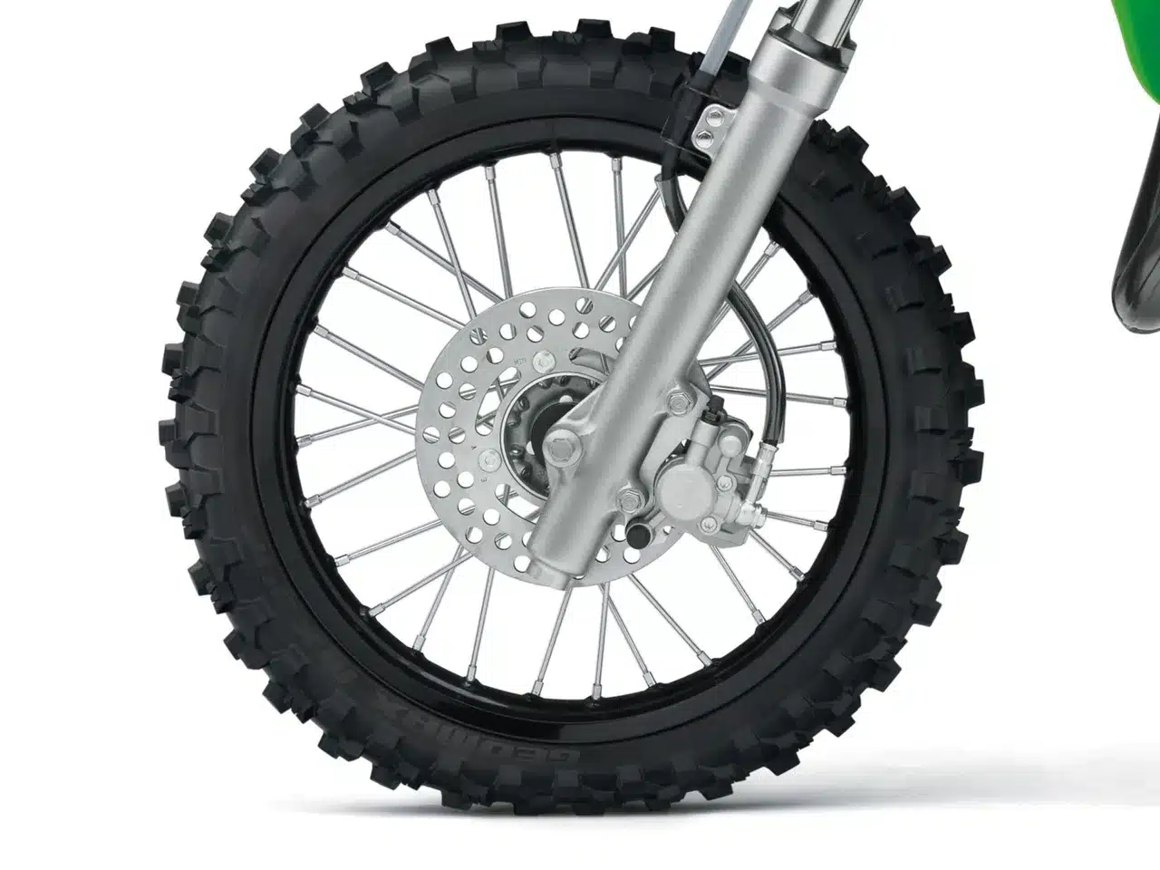 Vorderrad der Kawasaki KX65 2026 mit Scheibenbremse und grobstolligem Reifen