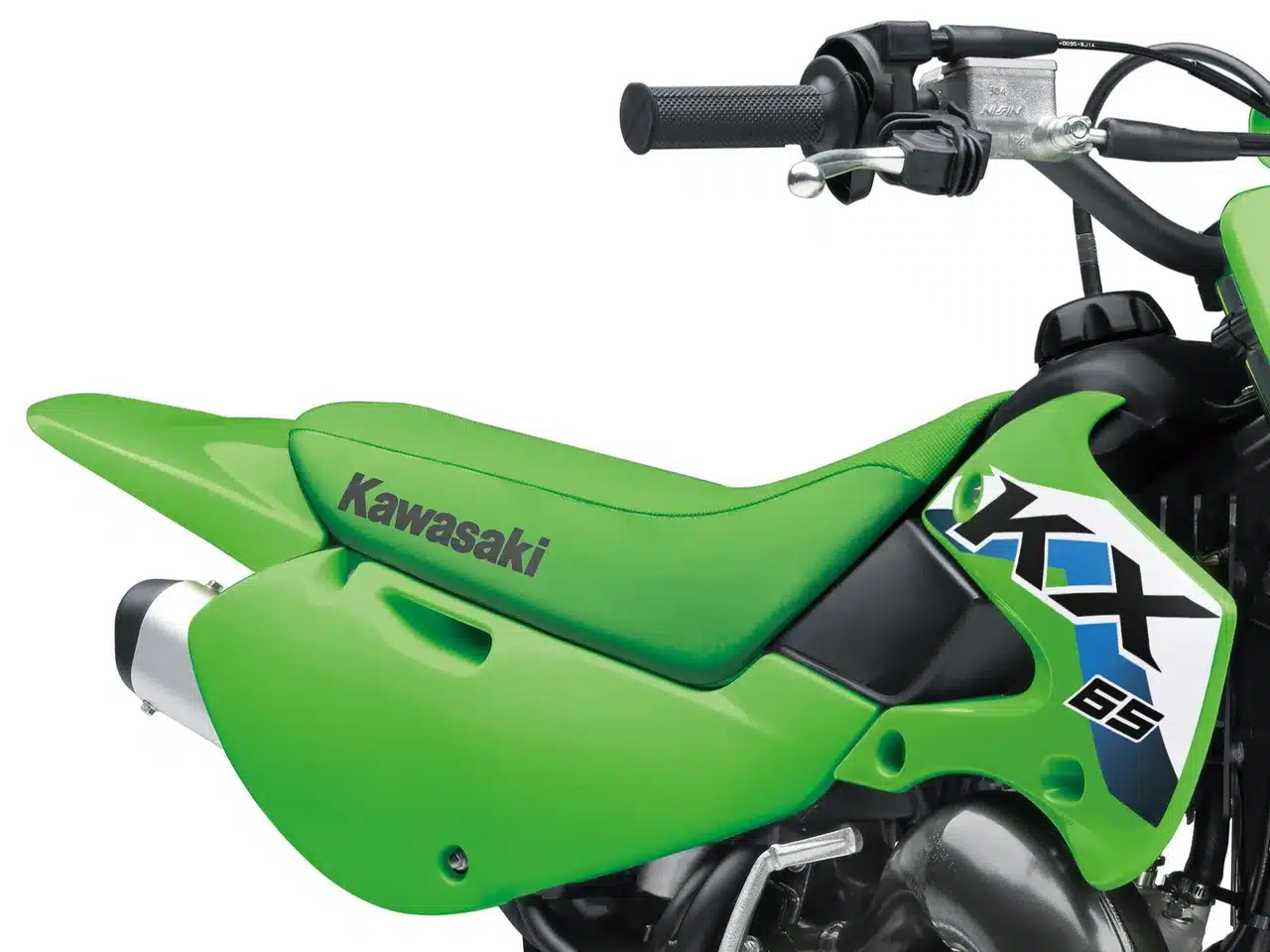 Kawasaki KX65 2026 Motocross-Motorrad in Nahaufnahme, Fokus auf Sitz, Rahmen und Auspuff