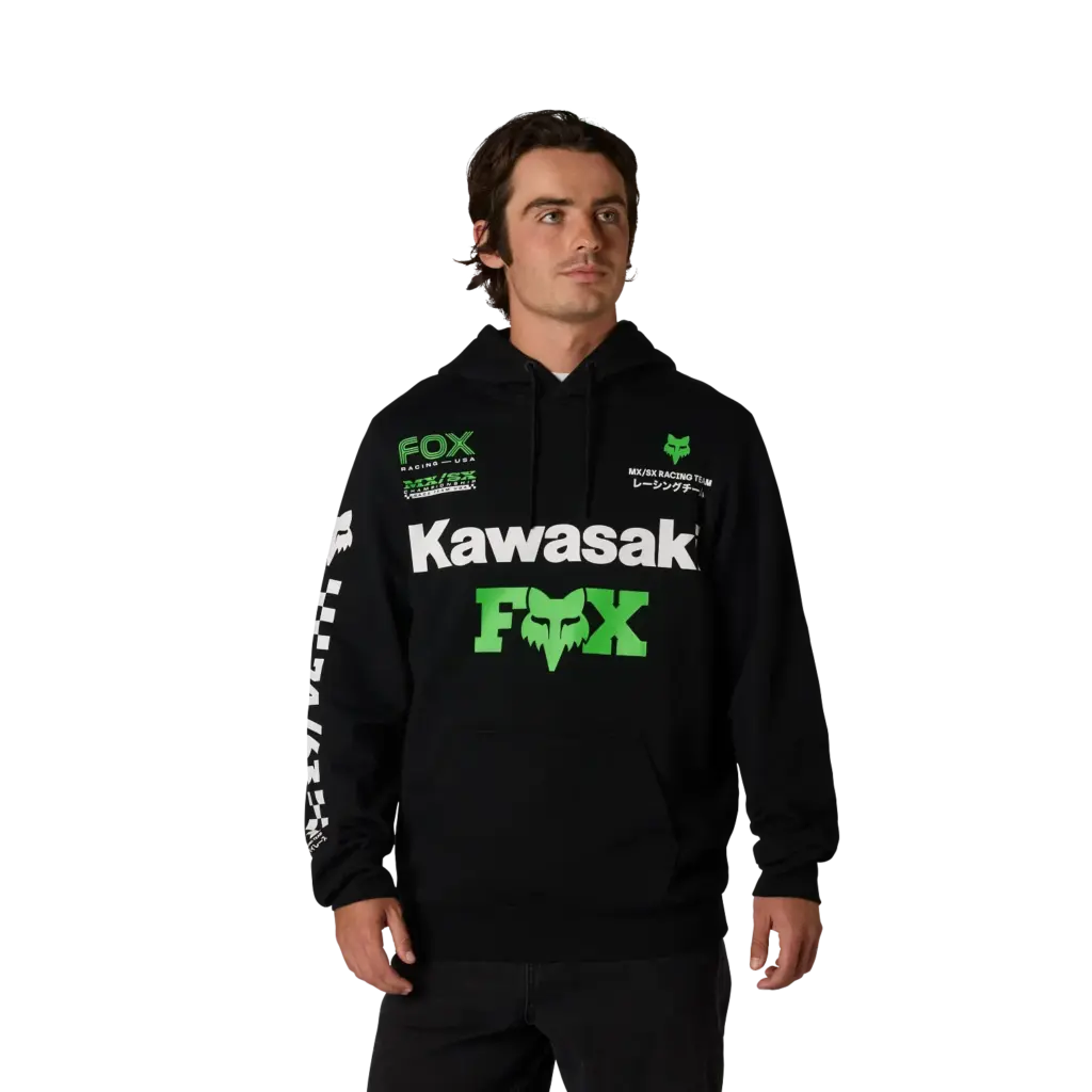 Mann trägt schwarzen Kawasaki Hoodie mit grünen und weißen Aufdrucken von Kawasaki und FOX