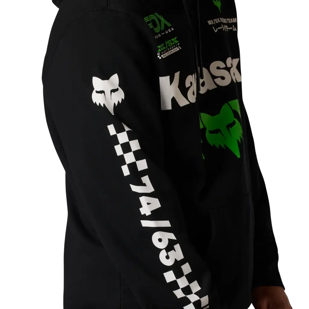 Nahaufnahme eines schwarzen Kawasaki Pullover Hoodies mit weißen und grünen Siebdruckmotiven auf Brust und Ärmel.