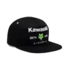 Kawasaki Snapback Cap mit weißem Schriftzug, grünem Logo und Stickerei auf der Vorderseite