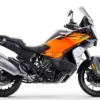 Seitenansicht der KTM 1390 Super Adventure S EVO, Reiseenduro-Modell 2026 mit orange-schwarzem Design.