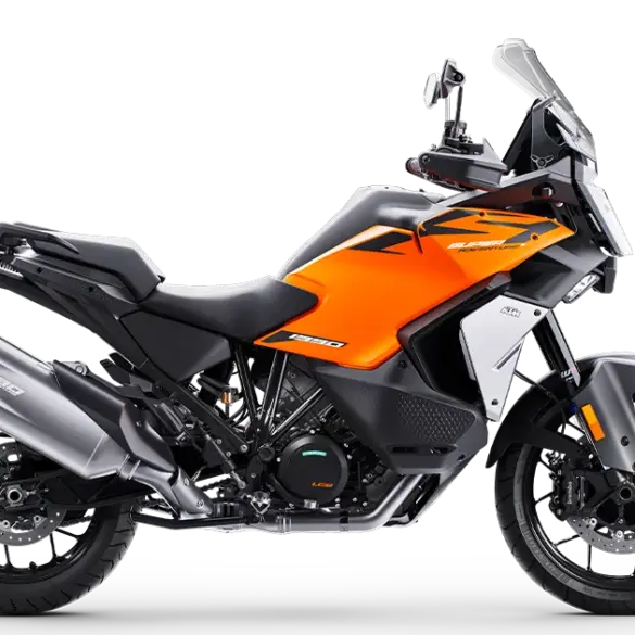 Seitenansicht der KTM 1390 Super Adventure S EVO, Reiseenduro-Modell 2026 mit orange-schwarzem Design.