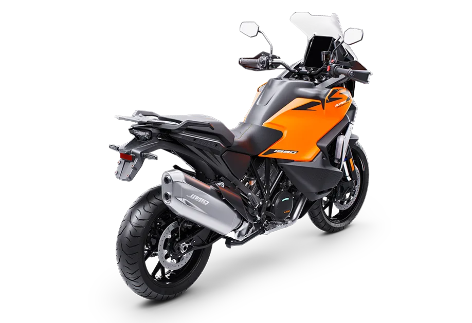 Rückansicht einer orange-schwarzen KTM 1390 Super Adventure S EVO, Motorrad-Modell 2026, mit großer Enduro-Ausstattung.