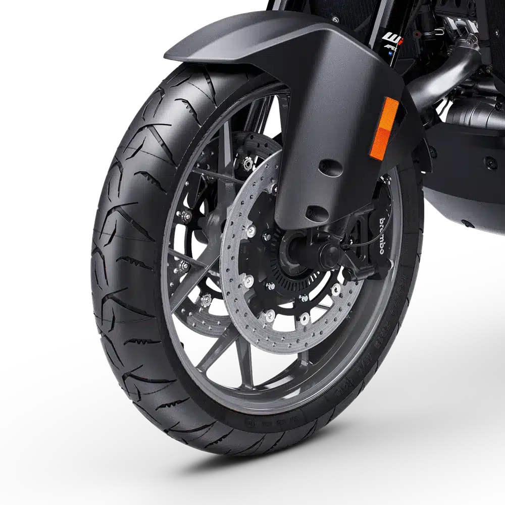 Vorderes Motorrad-Rad mit Brembo-Bremsanlage und Dunlop Meridian Reifen an der KTM 1390 Super Adventure S
