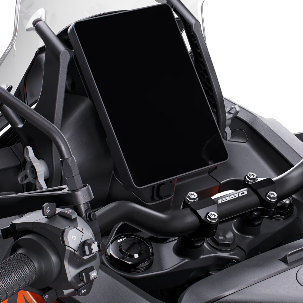 Nahaufnahme des Cockpits mit großem TFT-Display, Lenker und Bedienelementen der KTM 1390 Super Adventure S.