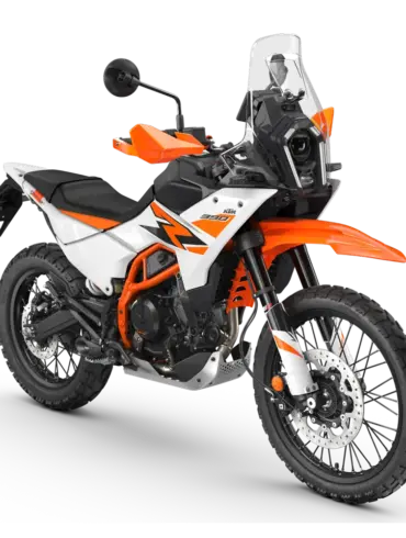 KTM 390 Adventure R 2026 in Orange und Weiß, Seitenansicht vor weißem Hintergrund