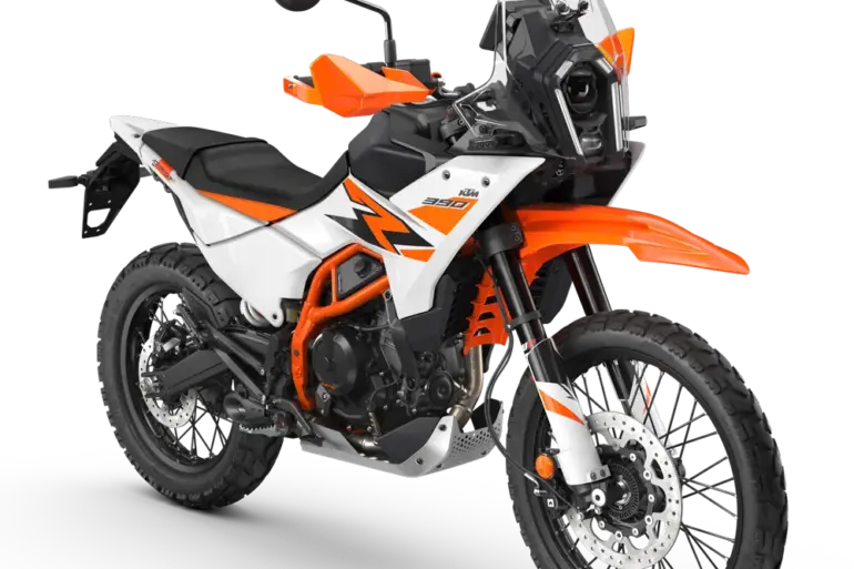 KTM 390 Adventure R 2026 in Orange und Weiß, Seitenansicht vor weißem Hintergrund